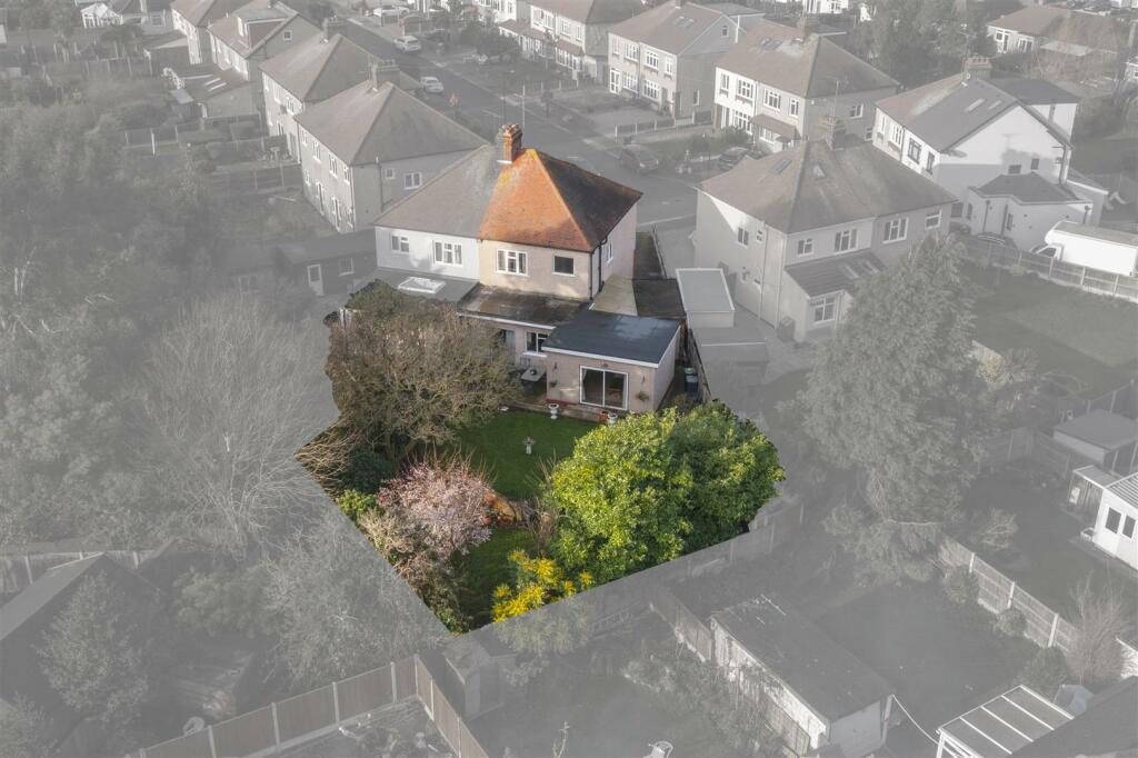 3 bedroom semidetached house for sale in Fairlawn Gardens, SouthendOn