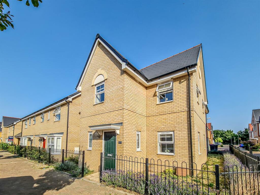 4 bedroom semidetached house for sale in Elizabeth Gardens, Rochford, SS4