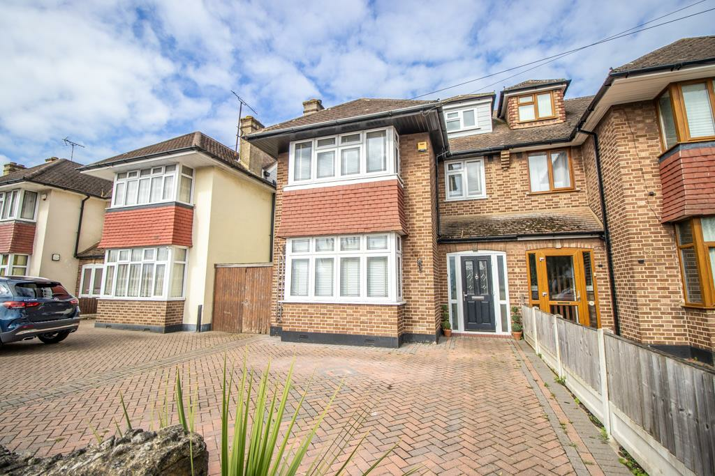 5 bedroom semidetached house for sale in Manners Way, SouthendonSea, SS2