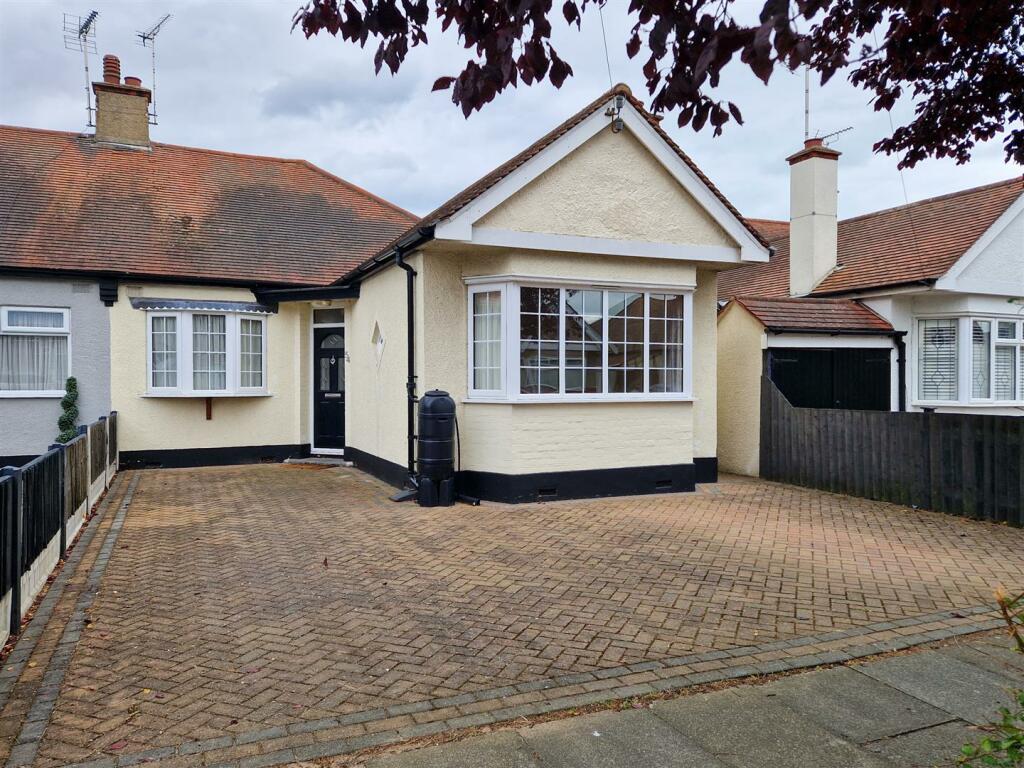 3 bedroom semidetached bungalow for sale in Lyndale Avenue, Southend