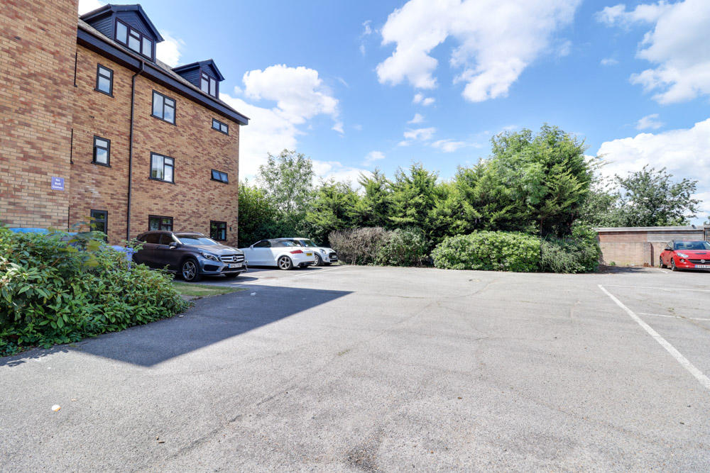 2 bedroom ground floor flat for sale in London Road, Hadleigh, Essex, SS7