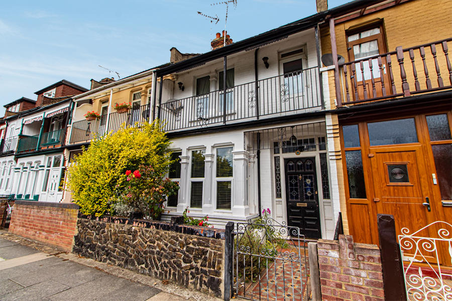 3 bedroom terraced house for sale in Riviera Drive, SouthendonSea
