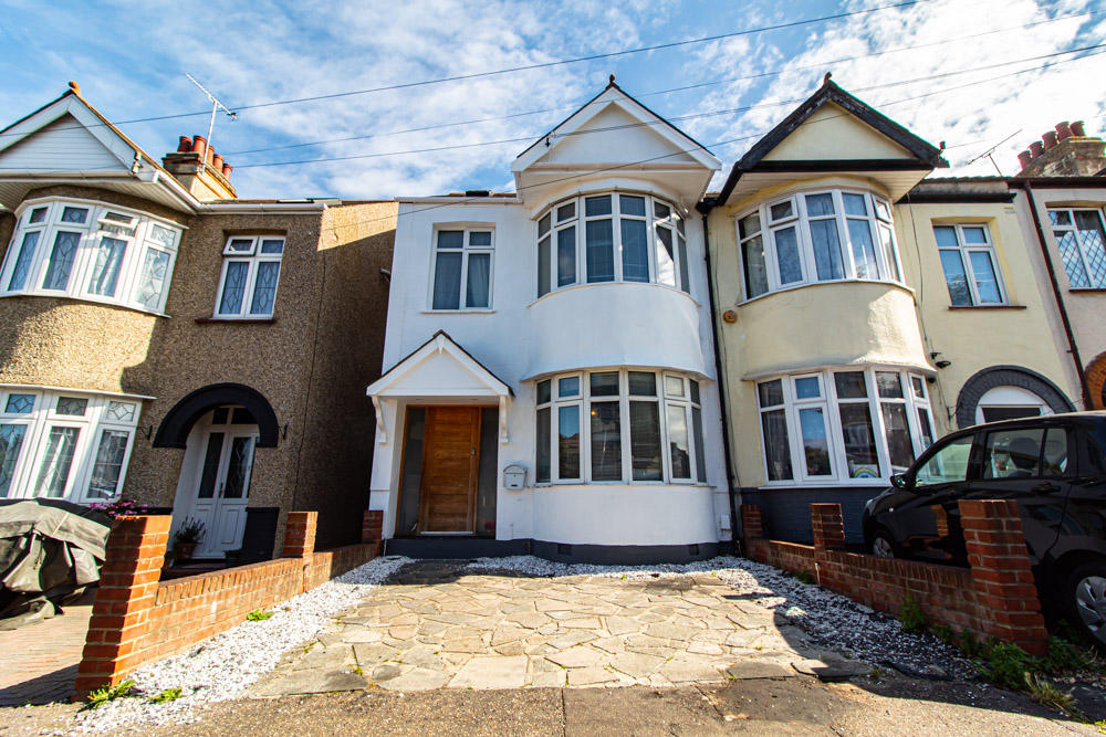 4 bedroom semidetached house for sale in Priory Avenue, Southendon