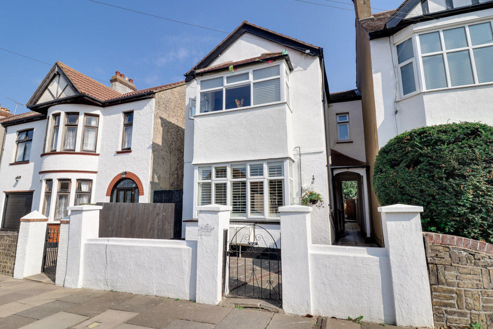 2 bedroom ground floor flat for sale in Cliffsea Grove, Leighonsea, Essex, SS9