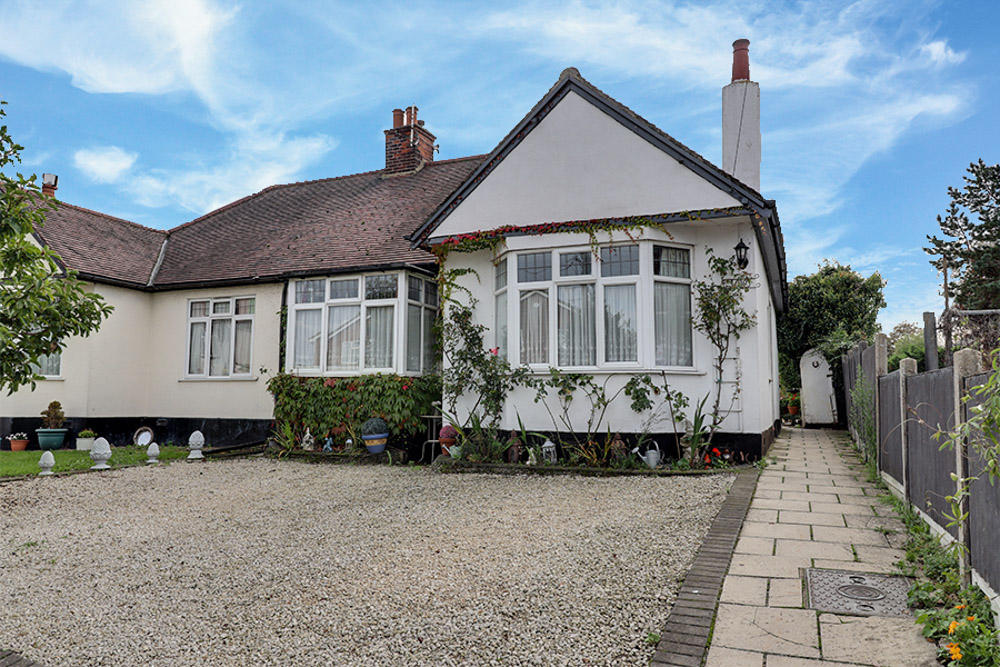 2 bedroom semidetached bungalow for sale in Church Road, Hadleigh