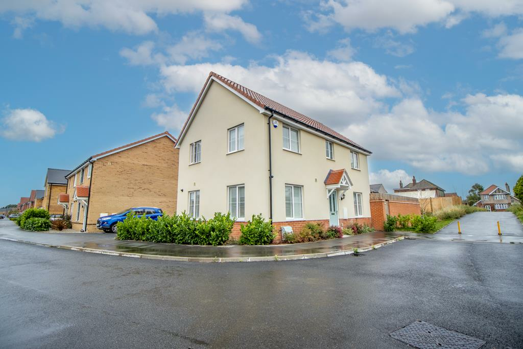 4 bedroom detached house for sale in Kingfisher Street, Great Wakering, SS3