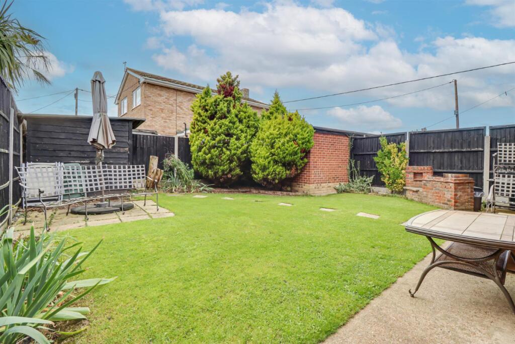 1 bedroom bungalow for sale in Komberg Crescent, Canvey Island, SS8