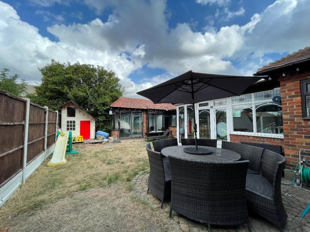 5 bedroom detached house for sale in Poplar Road, Canvey Island, SS8