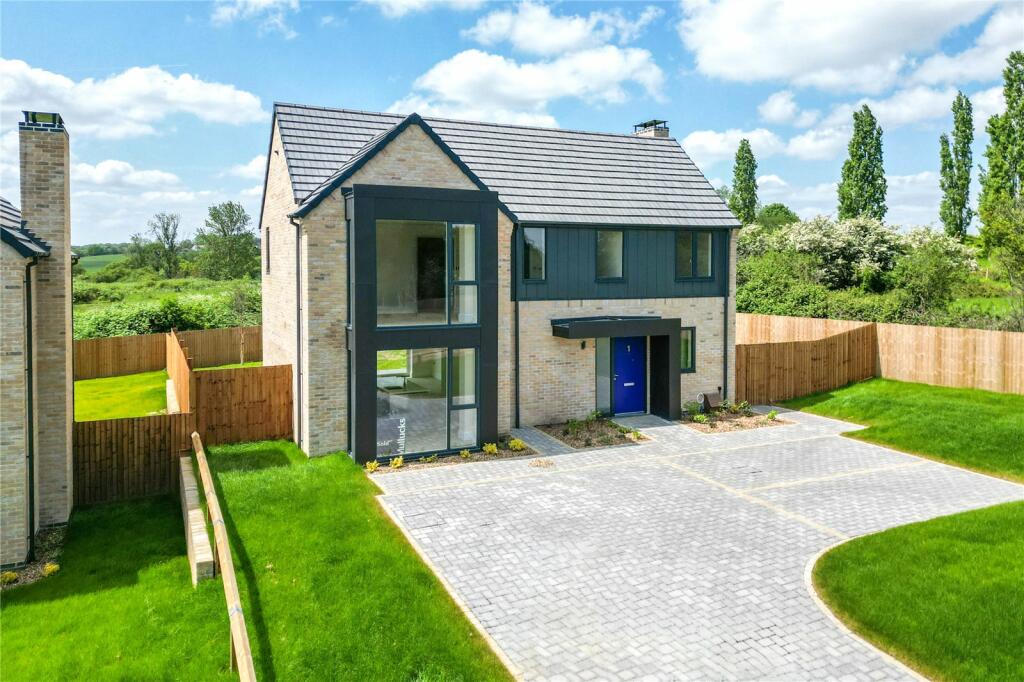 4 bedroom detached house for sale in Woodlands Grove, Stapleford Abbotts, Romford, RM4
