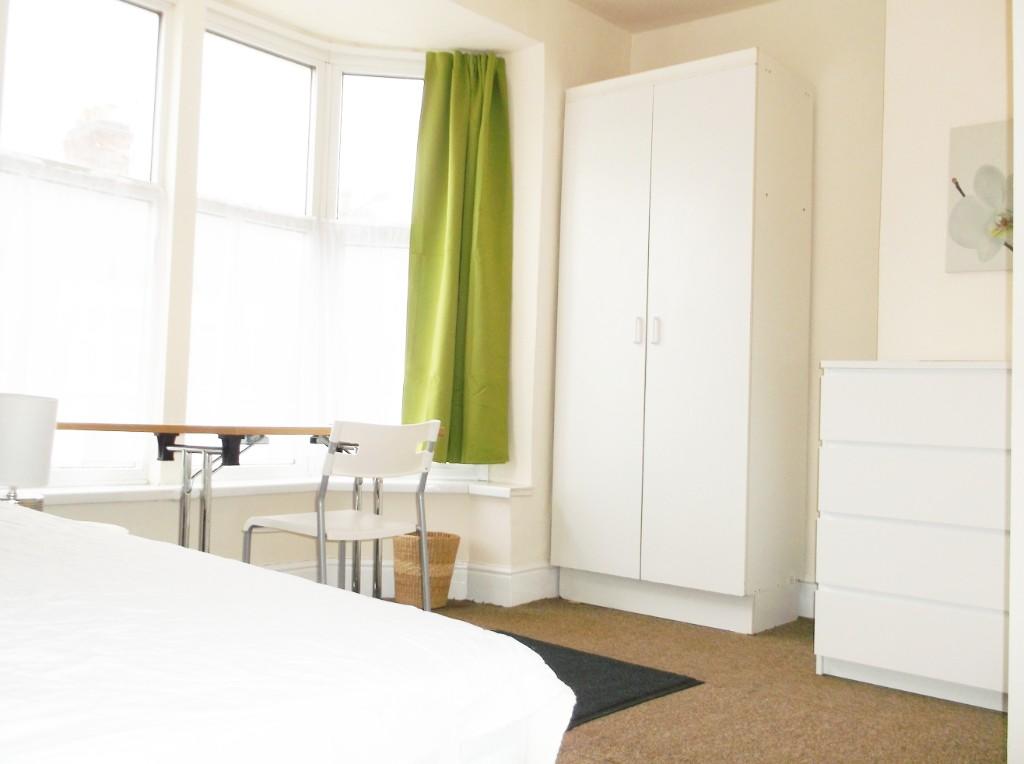 Main image of property: CLARENDON PARK ROAD, 2 Showers, Clarendon Park, LE2