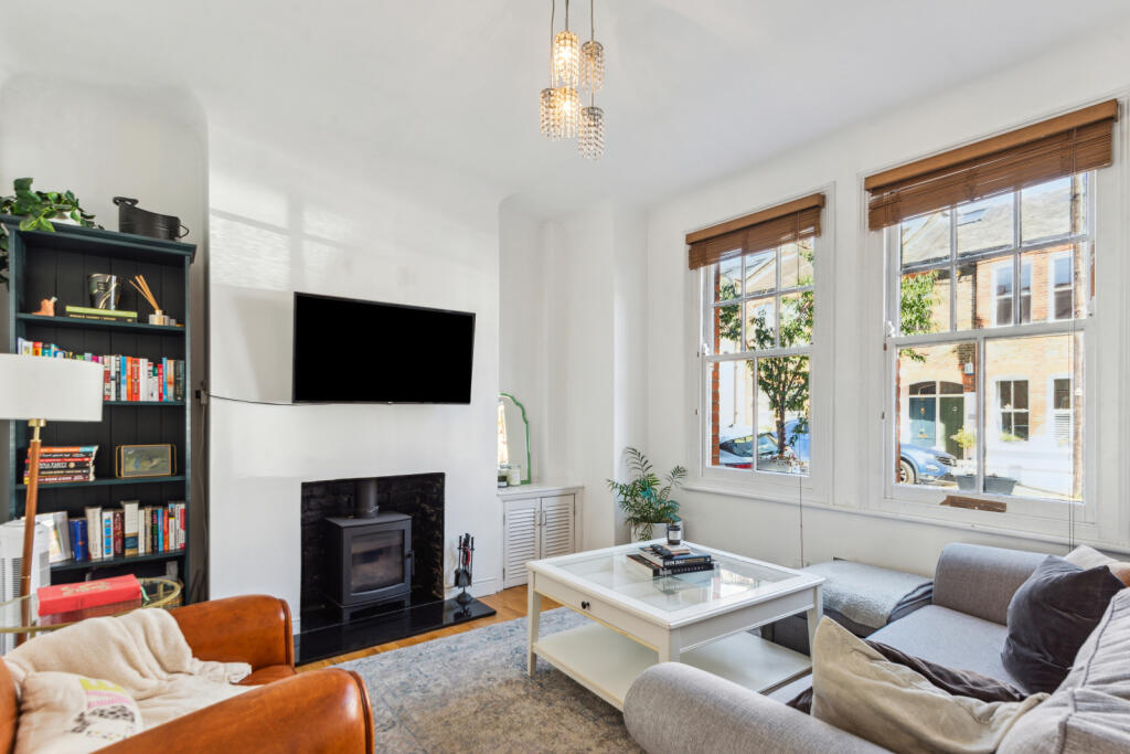 2 bedroom flat for sale in Ingelow Road, Battersea, SW8