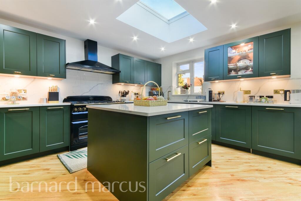 4 bedroom semidetached house for sale in Leechcroft Road, Wallington, SM6