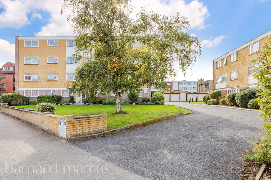 2 bedroom flat for sale in Parkgate Road, Wallington, SM6