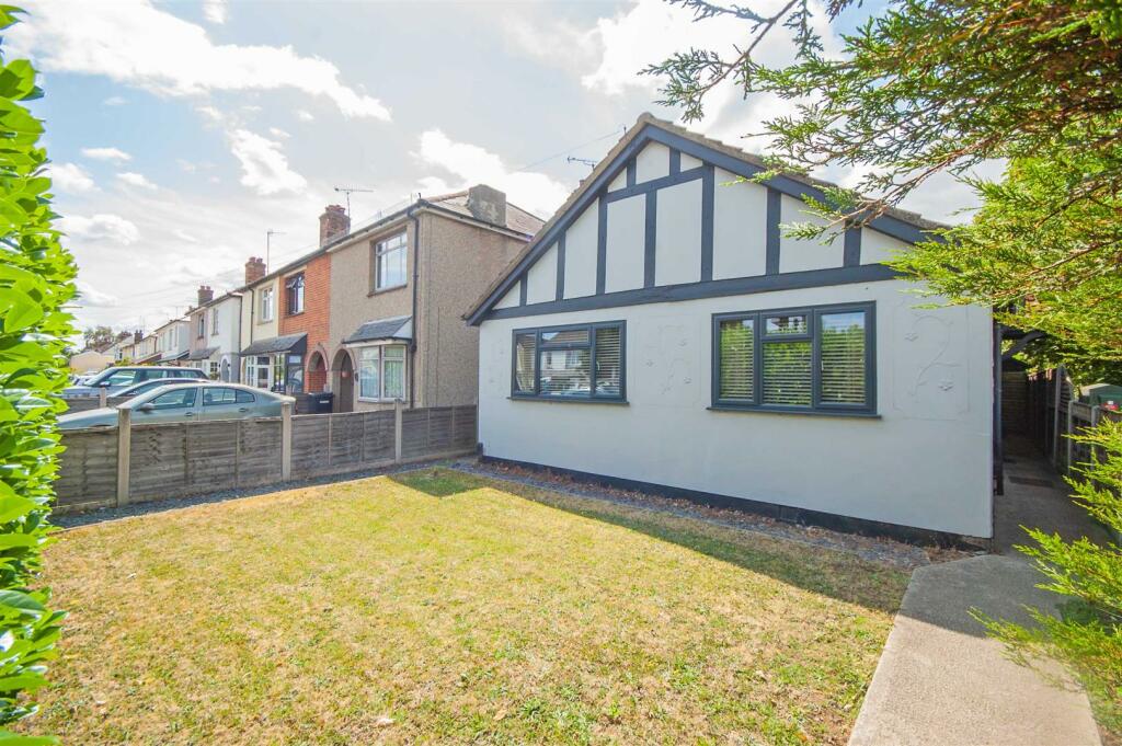 3 bedroom detached bungalow for sale in Writtle Road, Nr City Centre