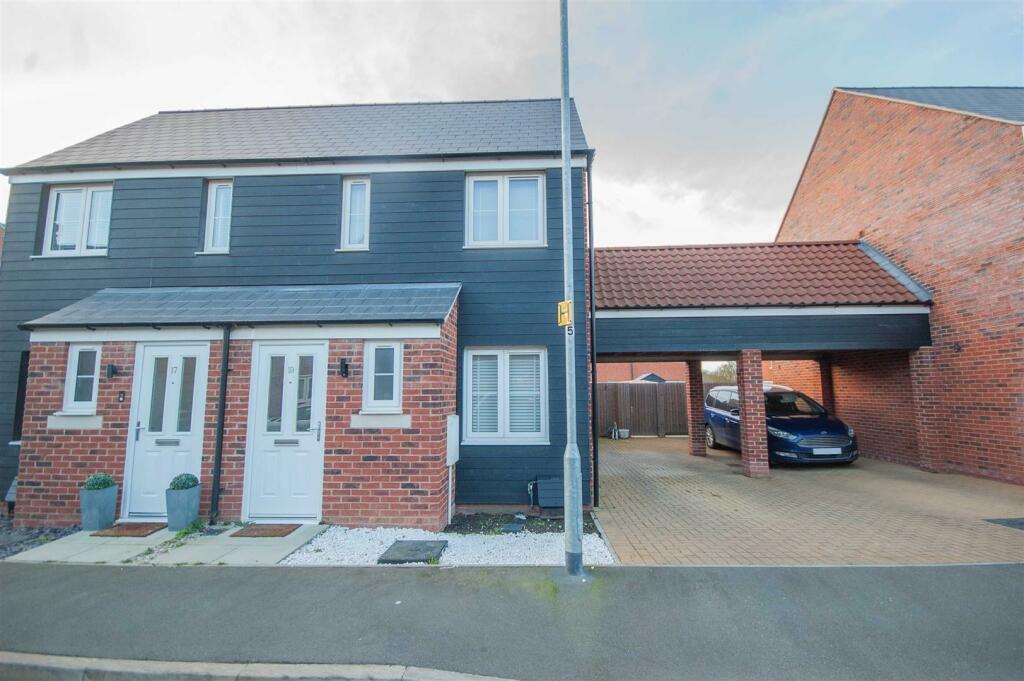 2 bedroom semi-detached house for sale in Foxglove Avenue, Chelmsford, CM1