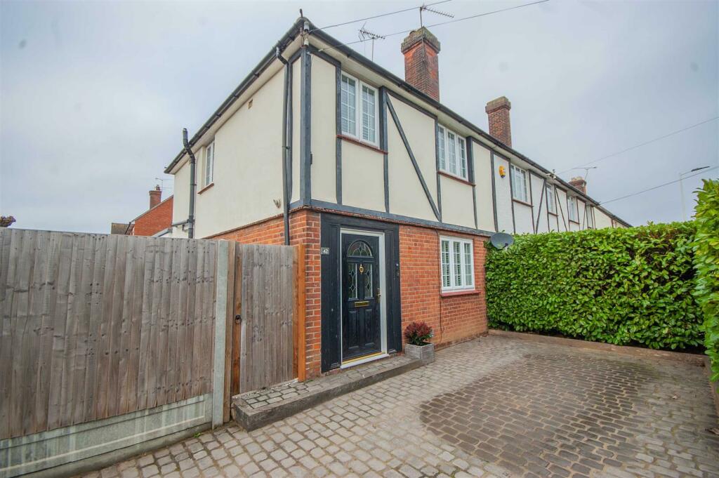 3 bedroom end of terrace house for sale in Beehive Lane, Great Baddow