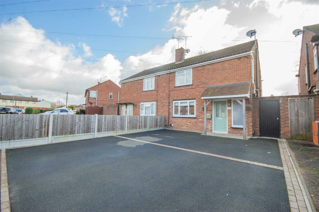 3 bedroom semi-detached house for sale in Wicklow Avenue, Chelmsford, CM1