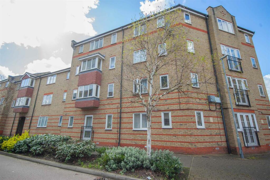2 bedroom flat for sale in Parkinson Drive, Nr City Centre, Chelmsford, CM1