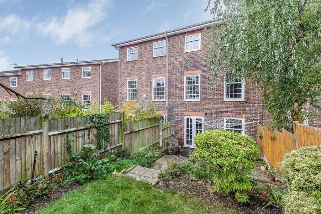 4 bedroom town house for sale in Pine Grove, Wimbledon, SW19