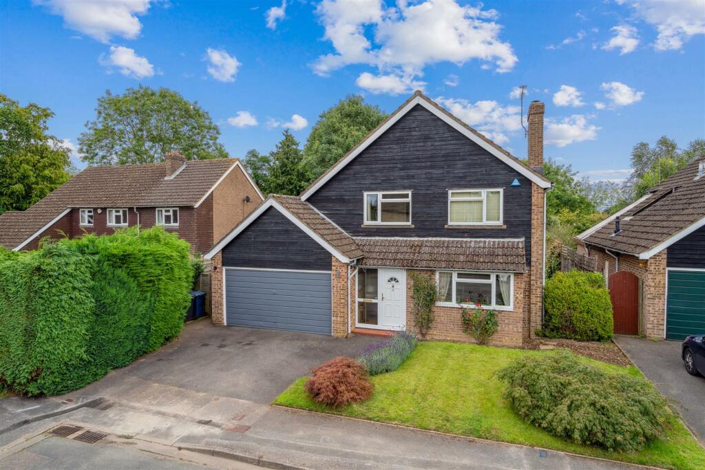 4 bedroom detached house for sale in Lime Tree Close, Great Kingshill, HP15