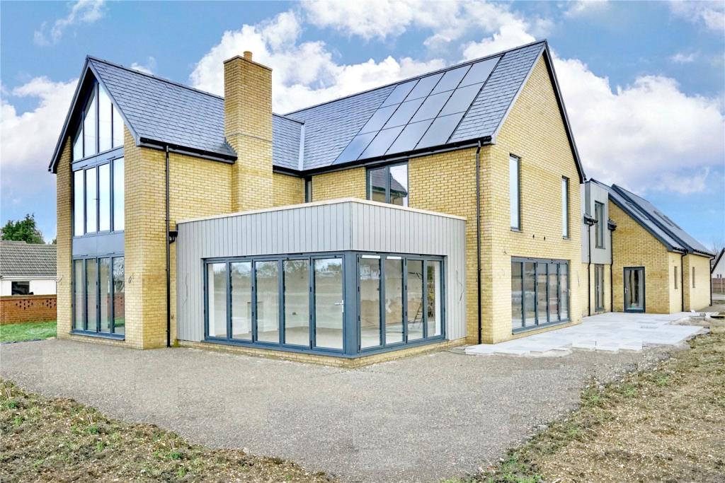 5 bedroom detached house for sale in Grange Road, Blunham, Bedfordshire, MK44