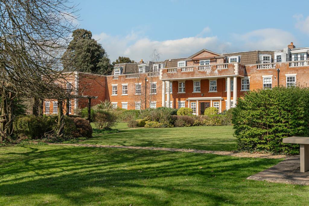 3 bedroom apartment for sale in Molesey Park Road, Spencer Park Molesey