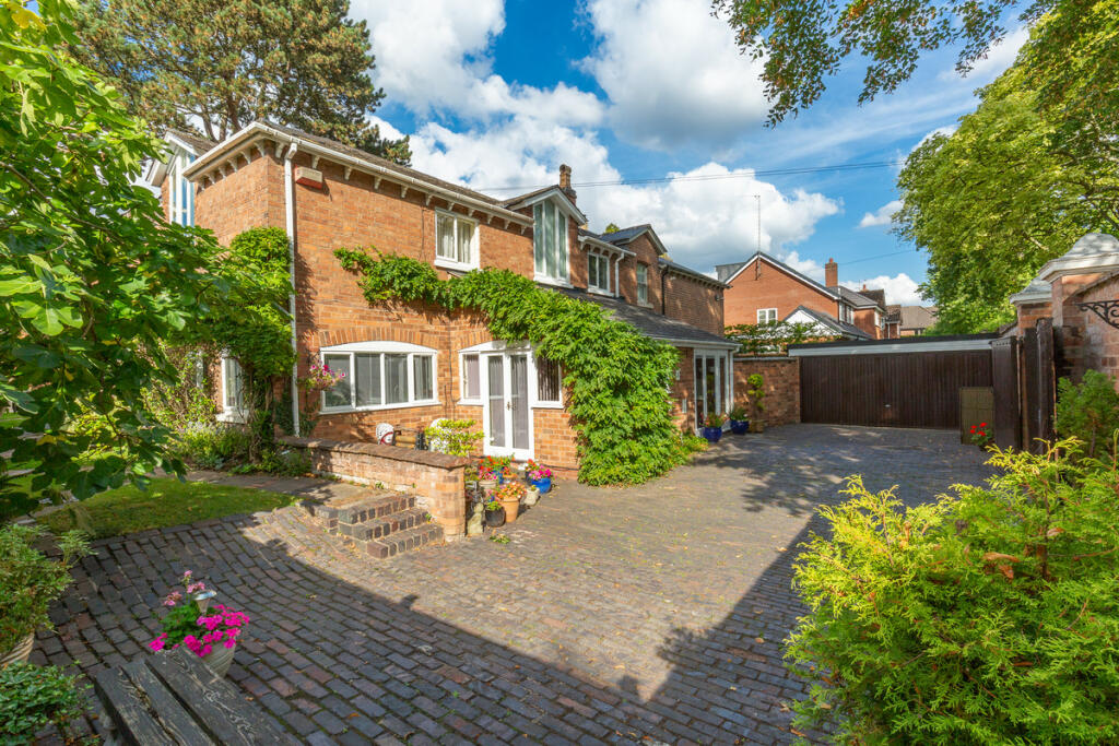 4 bedroom coach house for sale in Cloister Crofts, Leamington Spa, CV32