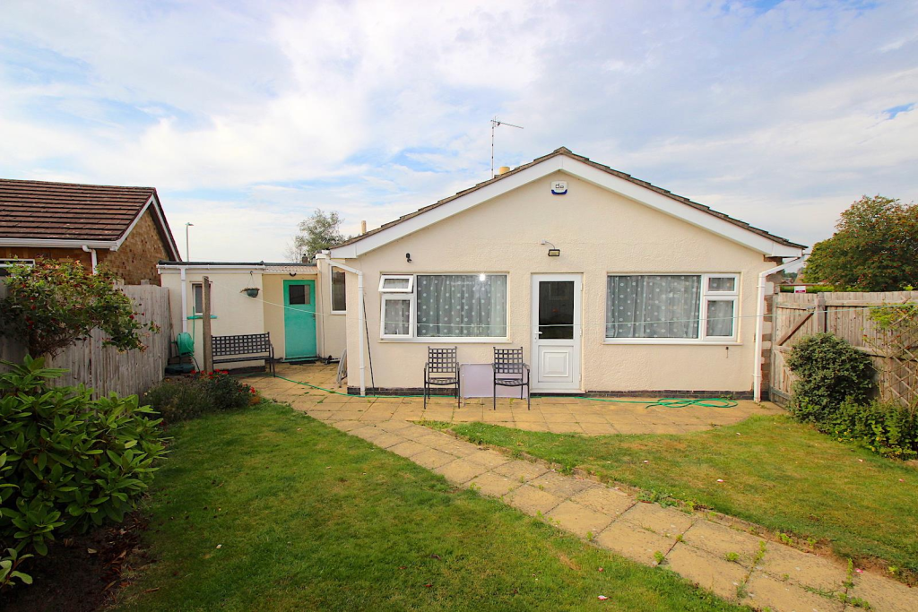 3 bedroom detached bungalow for sale in Maytree Drive, Kirby Muxloe, LE9