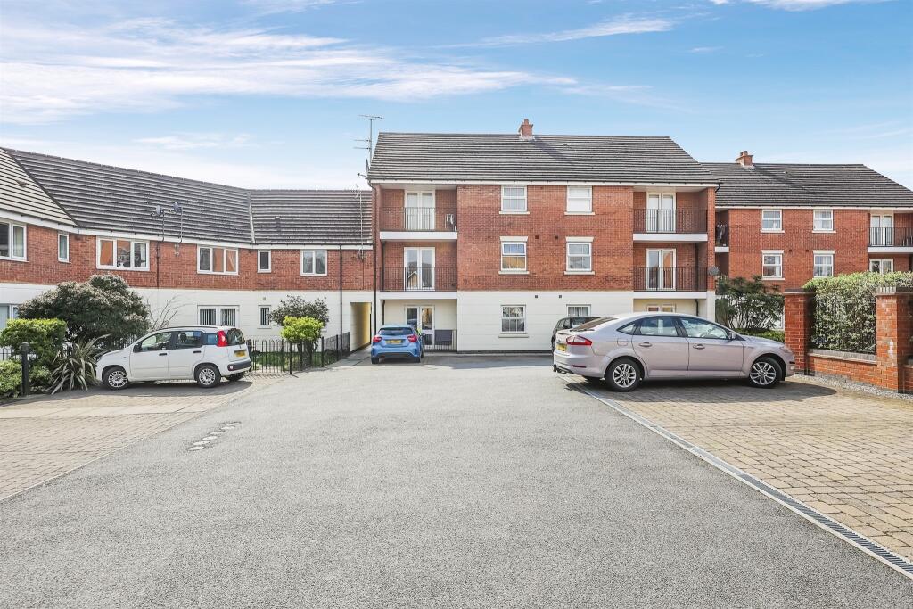 2 bedroom flat for sale in Portland Road, Hucknall, Nottingham, NG15