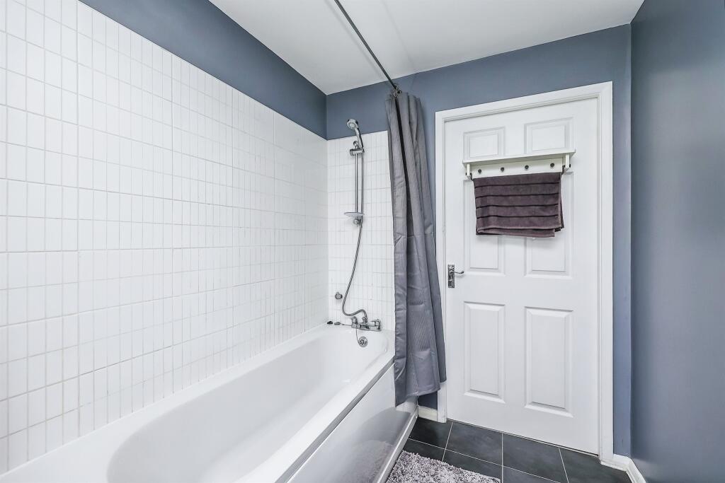 2 bedroom flat for sale in Portland Road, Hucknall, Nottingham, NG15