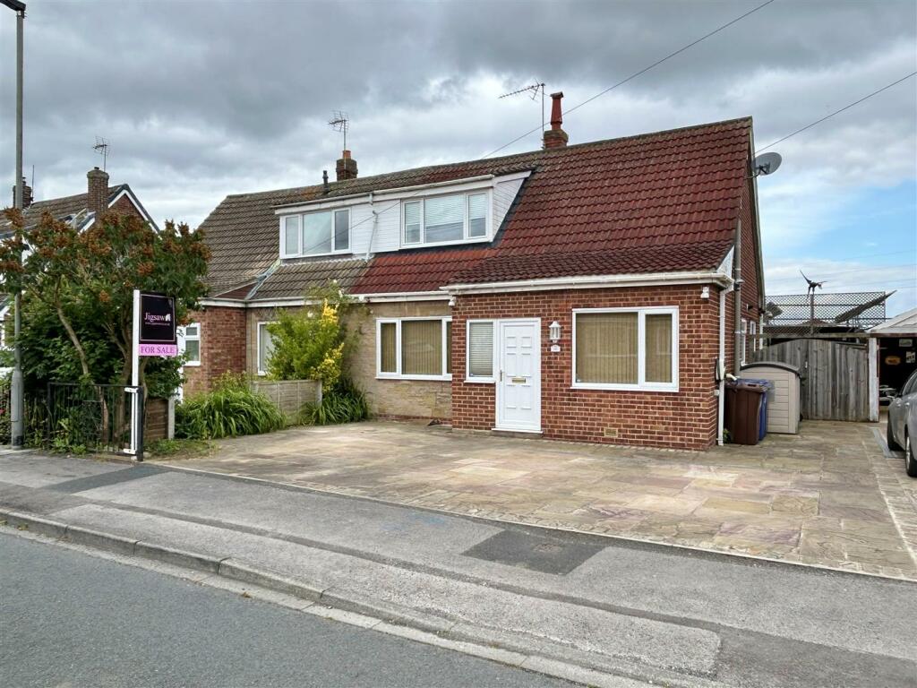 3 bedroom semidetached house for sale in Kingston Drive, Hambleton, Selby, YO8