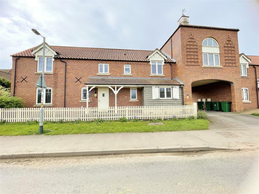 5 bedroom link detached house for sale in Bridge Farm, Pollington, DN14
