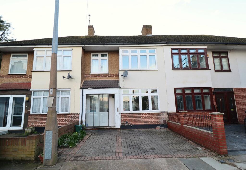 3 bedroom terraced house for sale in Stanford Gardens, Aveley, South