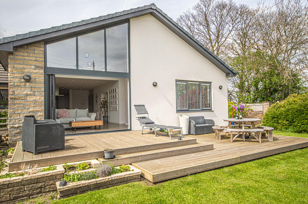 4 bedroom detached bungalow for sale in Carr Hill Road, Upper