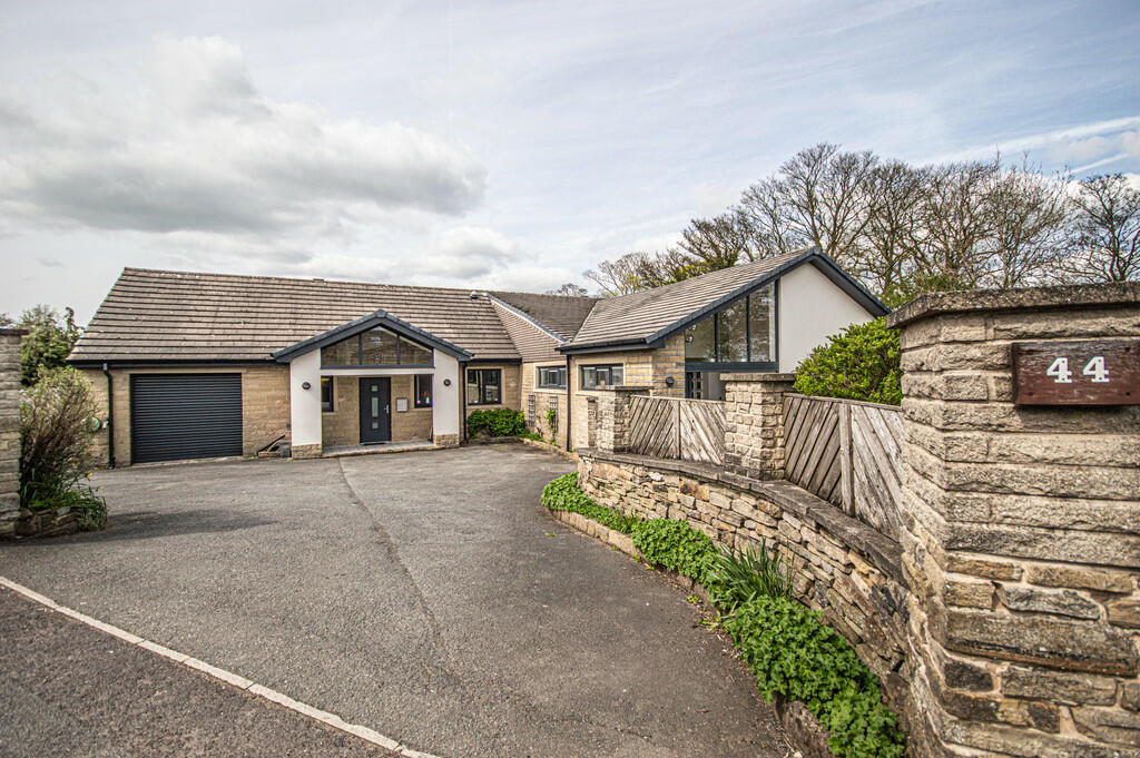 4 bedroom detached bungalow for sale in Carr Hill Road, Upper
