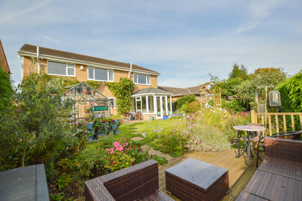 4 bedroom detached house for sale in Shillbank View, Mirfield, Kirklees