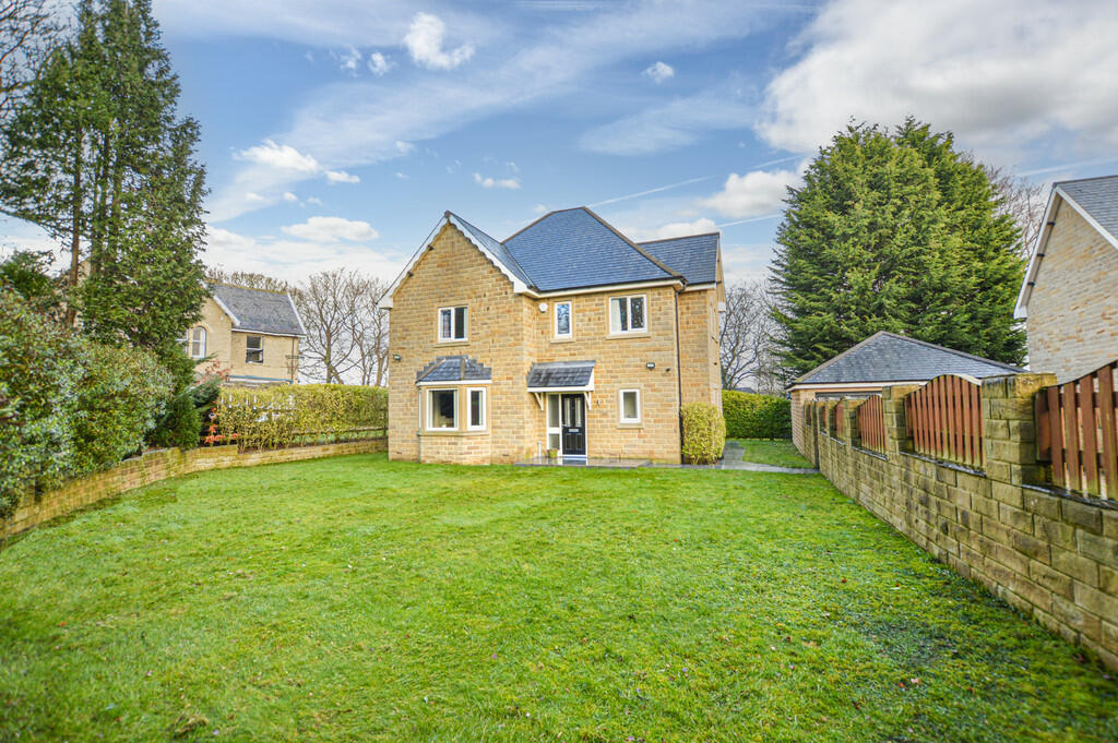 5 bedroom detached house for sale in Snelsins Road, Cleckheaton, BD19