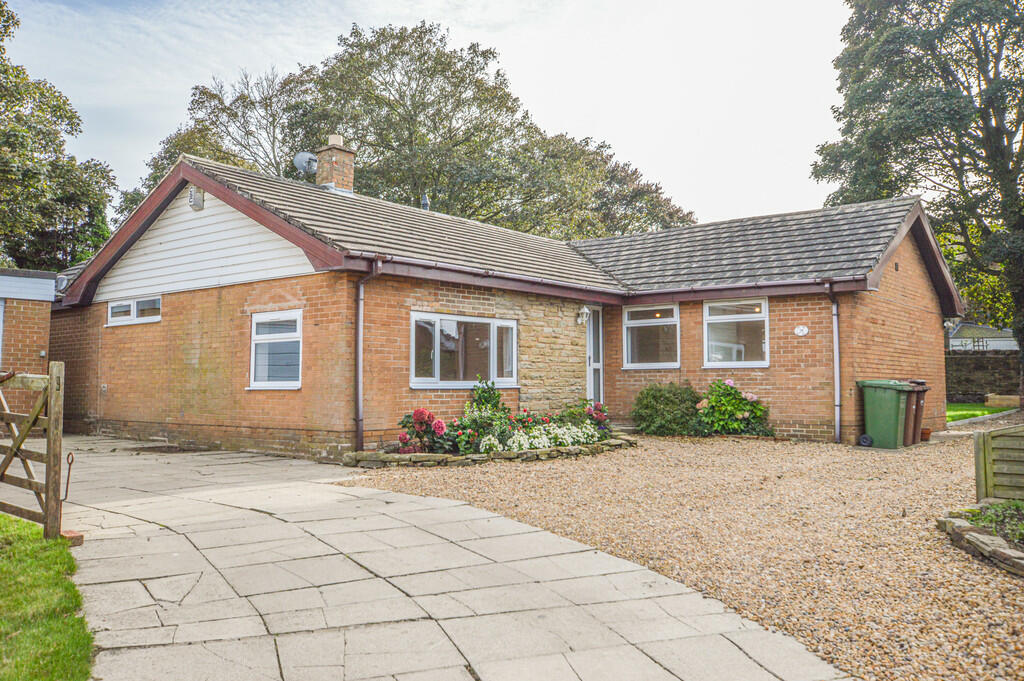 4 bedroom detached bungalow for sale in Wood Mount, Overton, WAKEFIELD