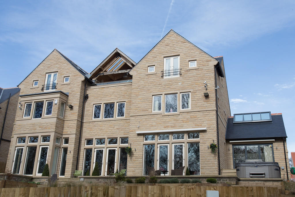 6 bedroom detached house for sale in Delamere Gardens, Fixby