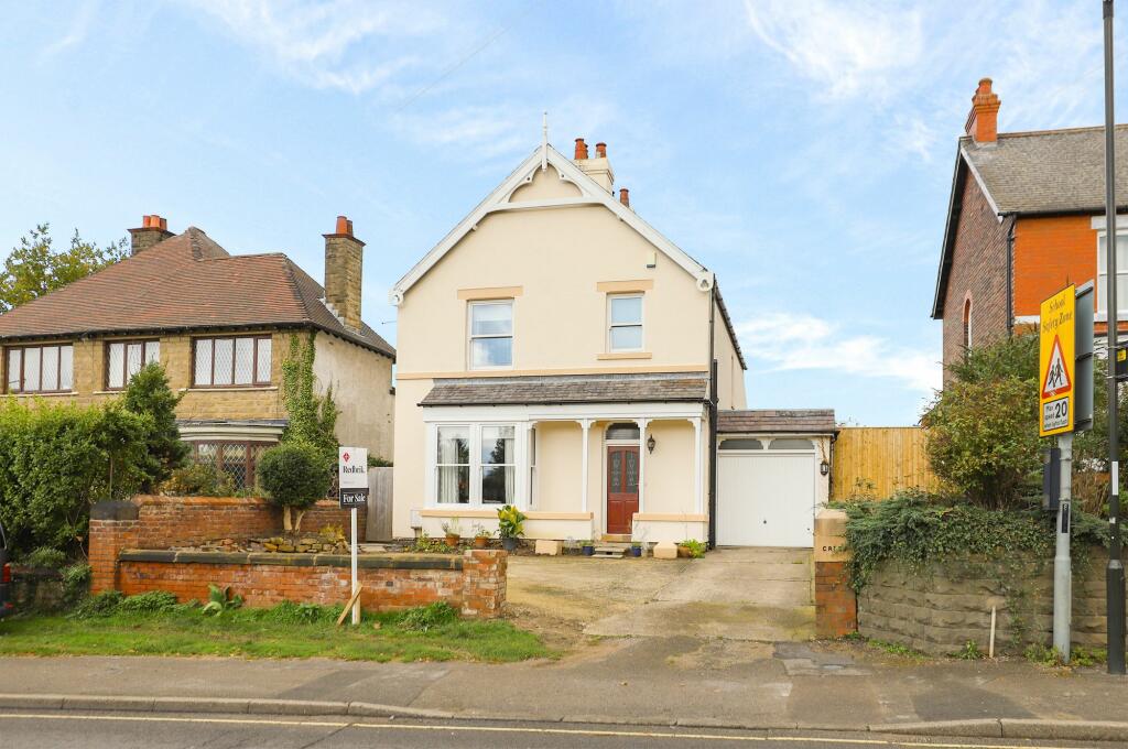 3 bedroom detached house for sale in Sheffield Road, Killamarsh, S21