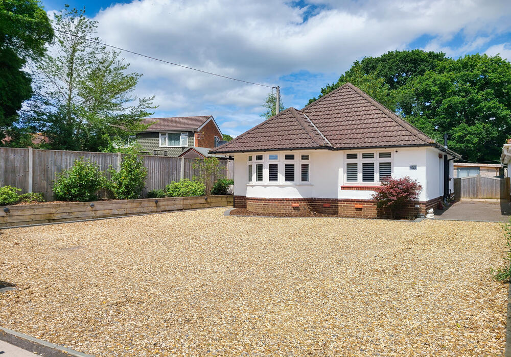 Main image of property: Testwood Lane, Totton, SO40