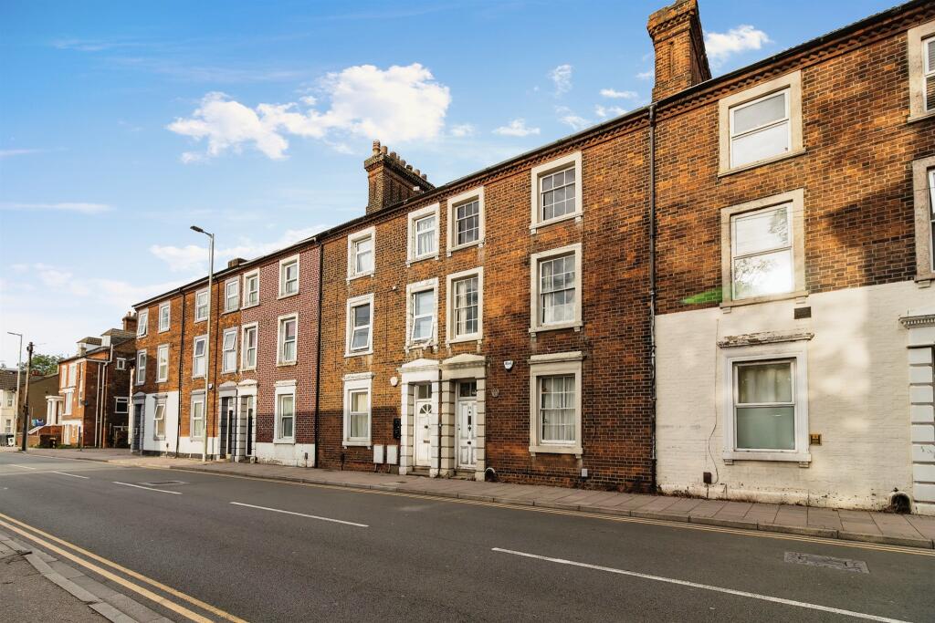 4 bedroom terraced house for sale in Ashburnham Road, Bedford, MK40