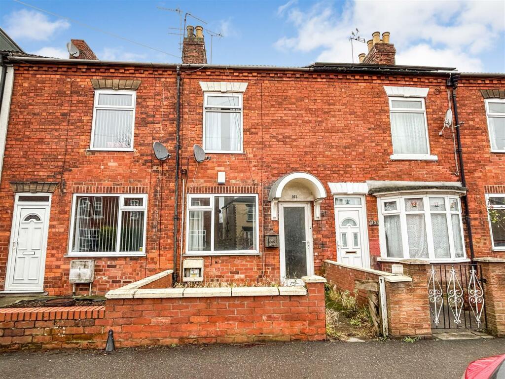 3 bedroom terraced house for sale in Lea Road, Gainsborough, DN21