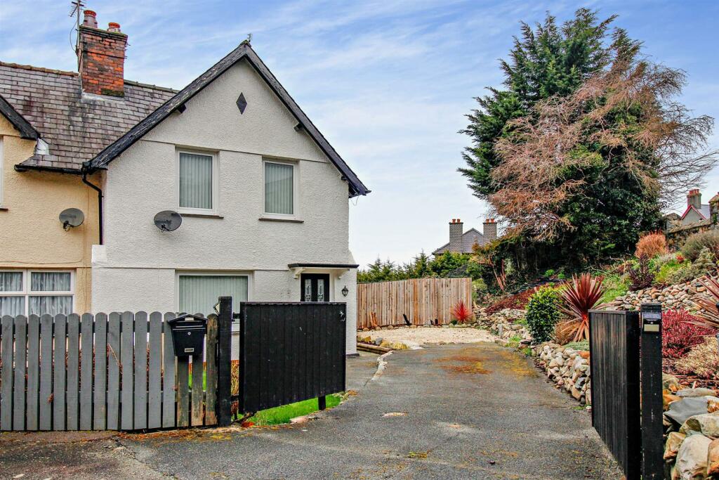 3 bedroom end of terrace house for sale in Nant Y Berllan