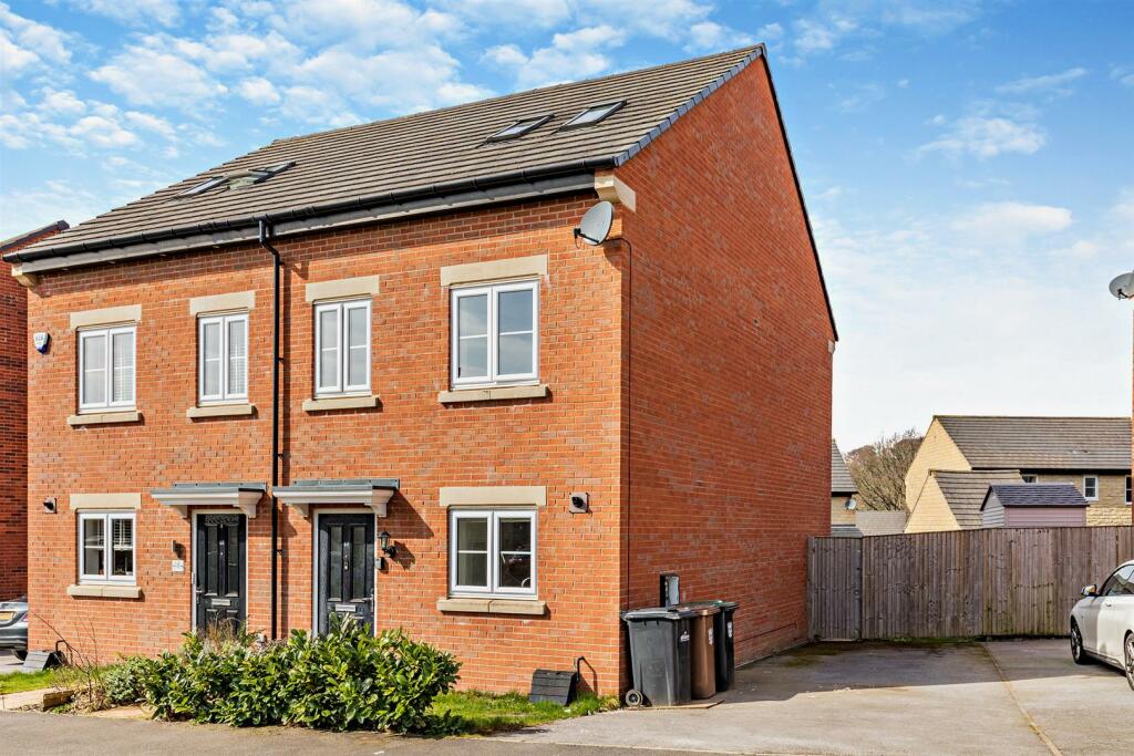 3 bedroom house for sale in Hawthorn Drive, Glossop, SK13