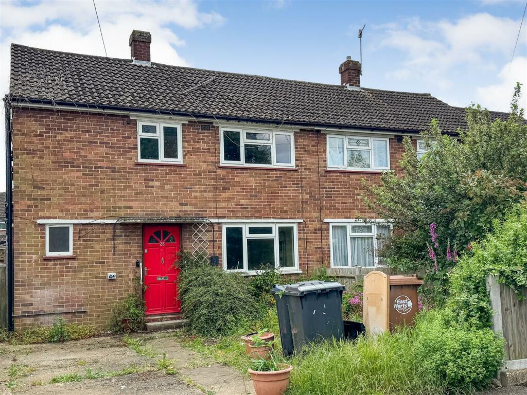 3 bedroom semidetached house for sale in Hollycroft, Hertford, SG14