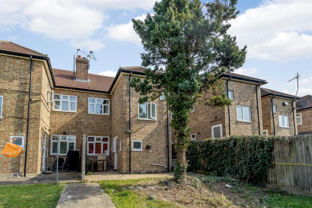 2 bedroom flat for sale in Greenford Avenue, London, W7