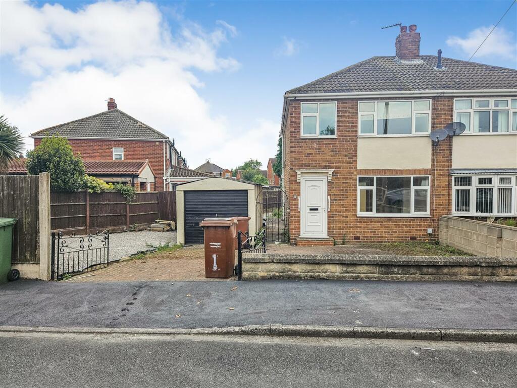 3 bedroom semidetached house for sale in Maple Close, Castleford, WF10