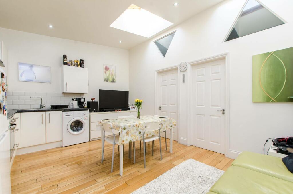 2 bedroom flat for sale in Brunner Road, Walthamstow, London, E17
