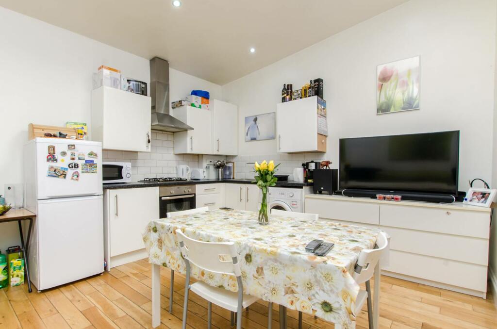 2 bedroom flat for sale in Brunner Road, Walthamstow, London, E17